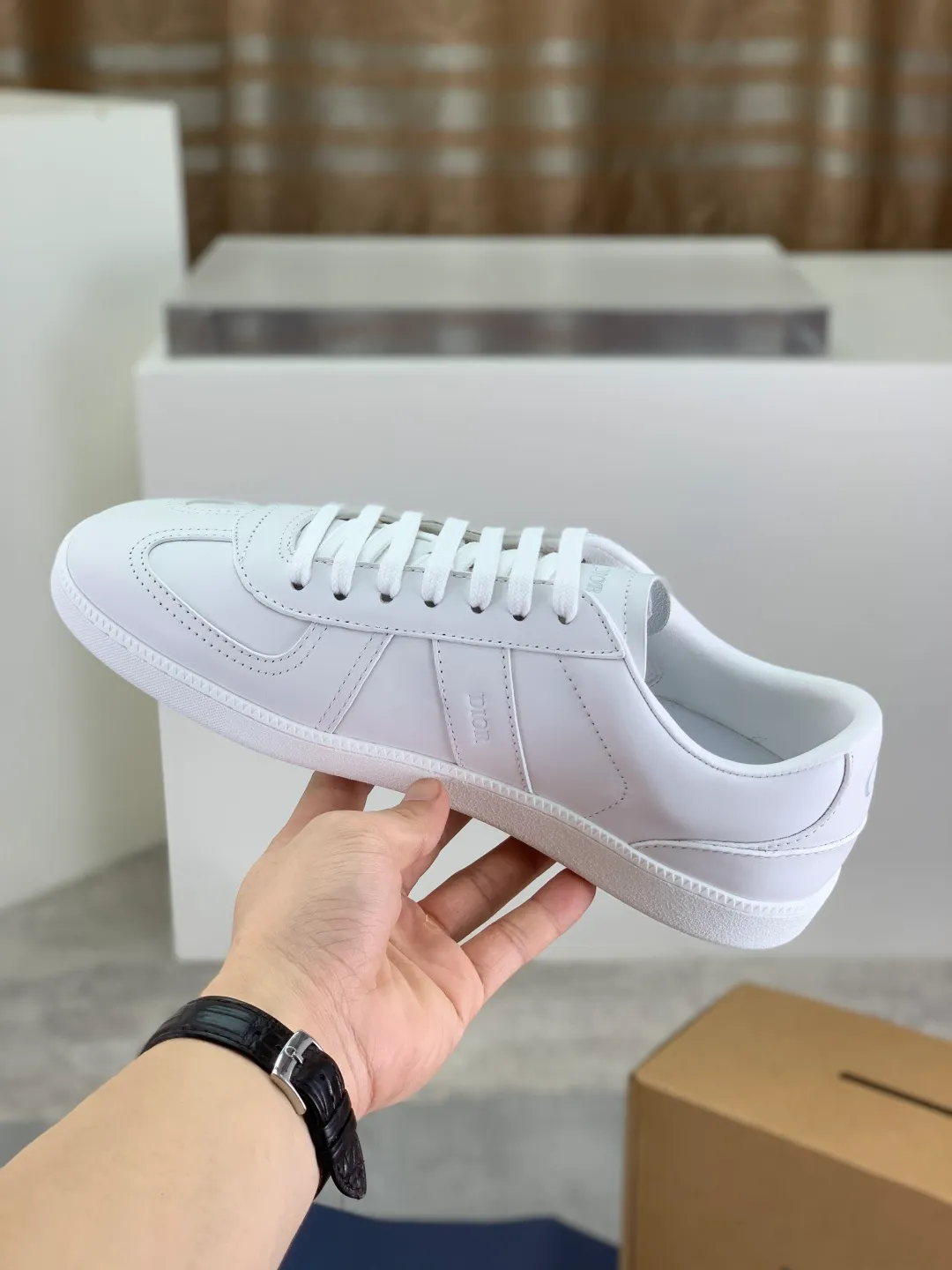 Men's men's shoes 💰P542 New Dior B01 top version of moral training shoes! ! ! White first-layer cowhide, fully oiled upper, original TPU molded outsole. New to the Fall 2025 collection, this sneaker marks the return of Dior’s classic style, reinterpreted in a stylish and elegant silhouette. Crafted from white smooth first-grain cowhide with a tonal silk sheepskin lining, it features the Dior logo on the tongue and inner sides, and a CD icon on the heel. Paired with Tpu anti-slip soles of the same color, it can be matched with various styles to create a sophisticated look.  Code number: 39-45 Complete package with airplane box